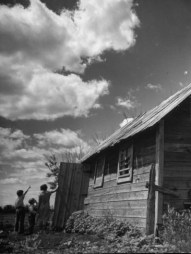 margaret-bourke-white-children-searching-the-sky-looking-for-rain-clouds-outside-farmhouse-during-drought-in-the-midwest